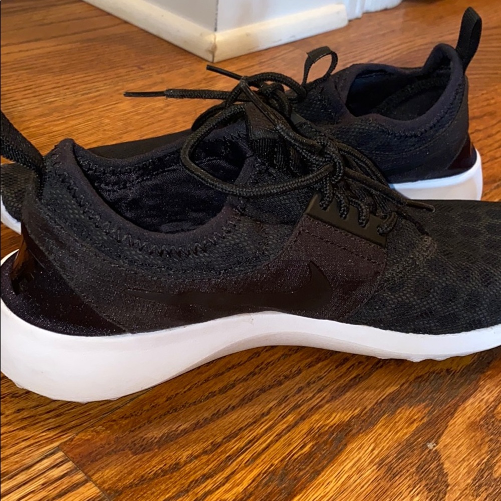 Nike Womens Juvenate Sneakers